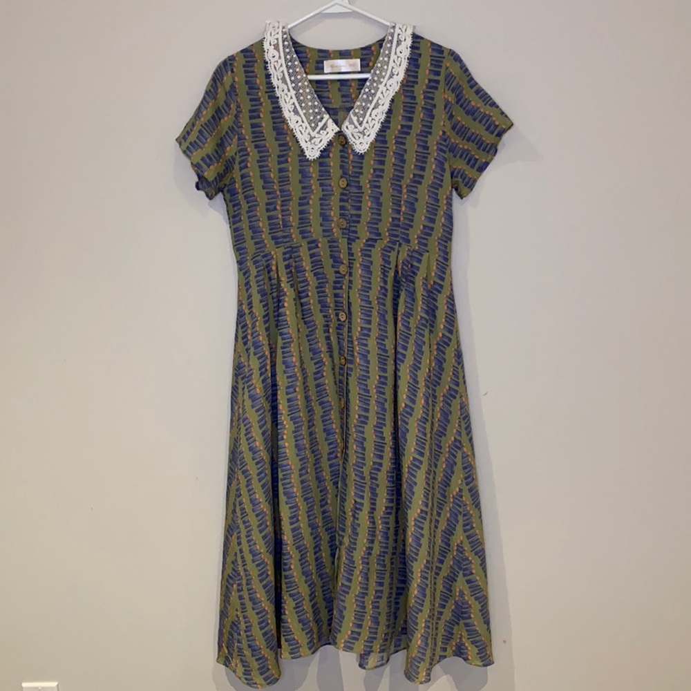 Vintage midi dress with lace collar in size Small